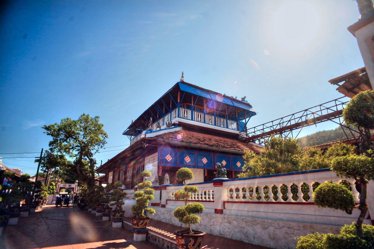 Overview of Nhà Lớn Long Sơn